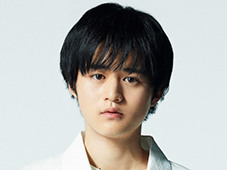 モデル :鈴鹿央士